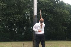 Kruisboog 1 hand op de rug 2